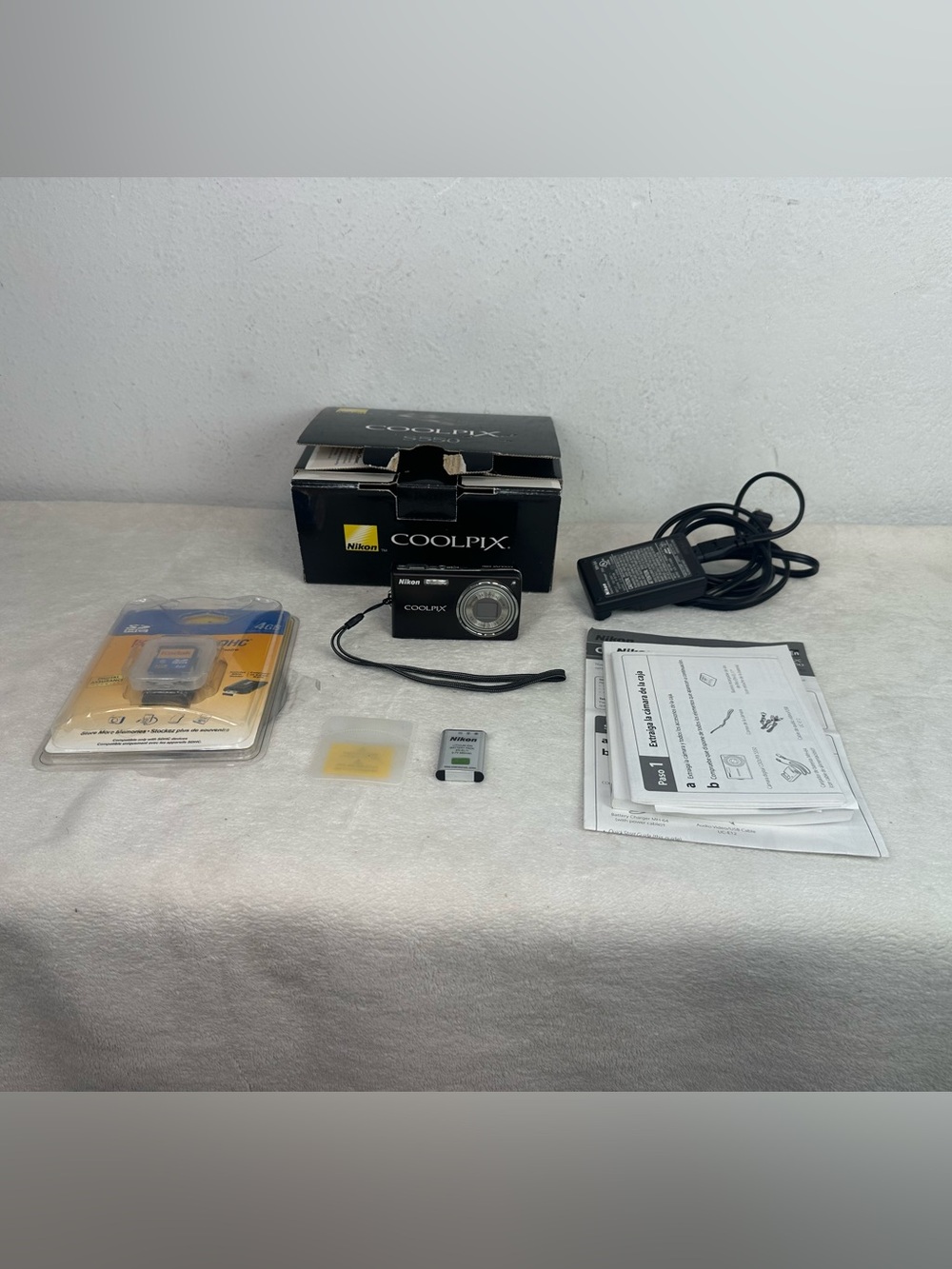 Nikon Coolpix S550 Digital Camera With Box and Accessories